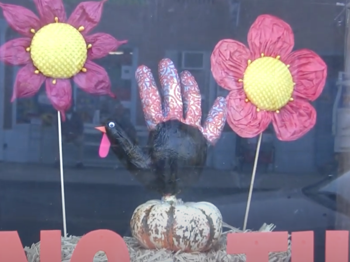 Creative Thanksgiving Décor: It’s a Work Glove Turkey